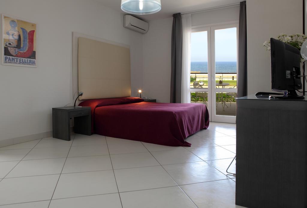 Brezza Di Grecale Aparthotel Trapani Bagian luar foto